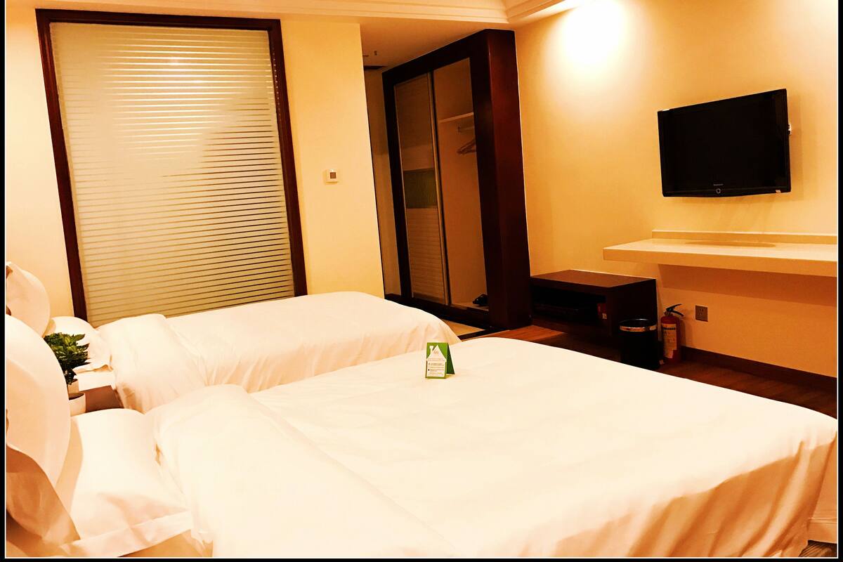 Premium bedding, minibar, in-room safe, desk