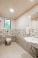 Pool Forest Suite | Bathroom | Shower, bidet, towels, soap