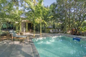 Pool Forest Suite | Escrivaninha, espaço de trabalho para notebook, cortinas blackout