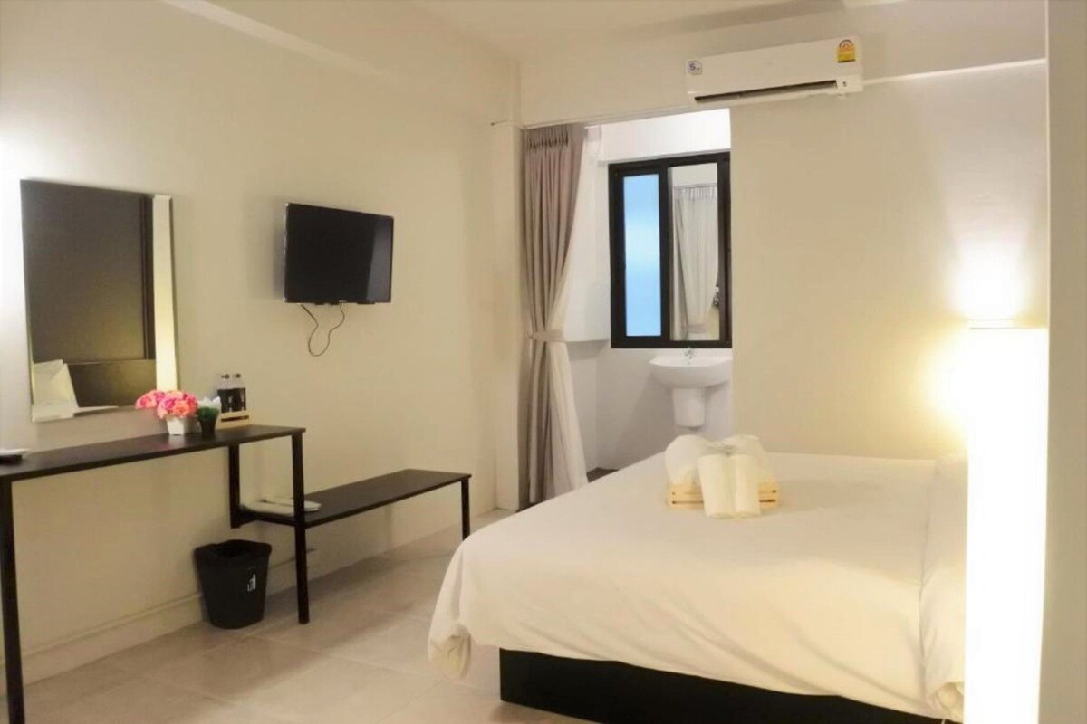 Desk, WiFi (free), bed sheets