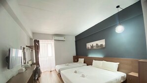 A hotel room with two beds, a TV, a desk, and a painting on the wall. - Shane Hotel Chiangmai (Chiang Mai)