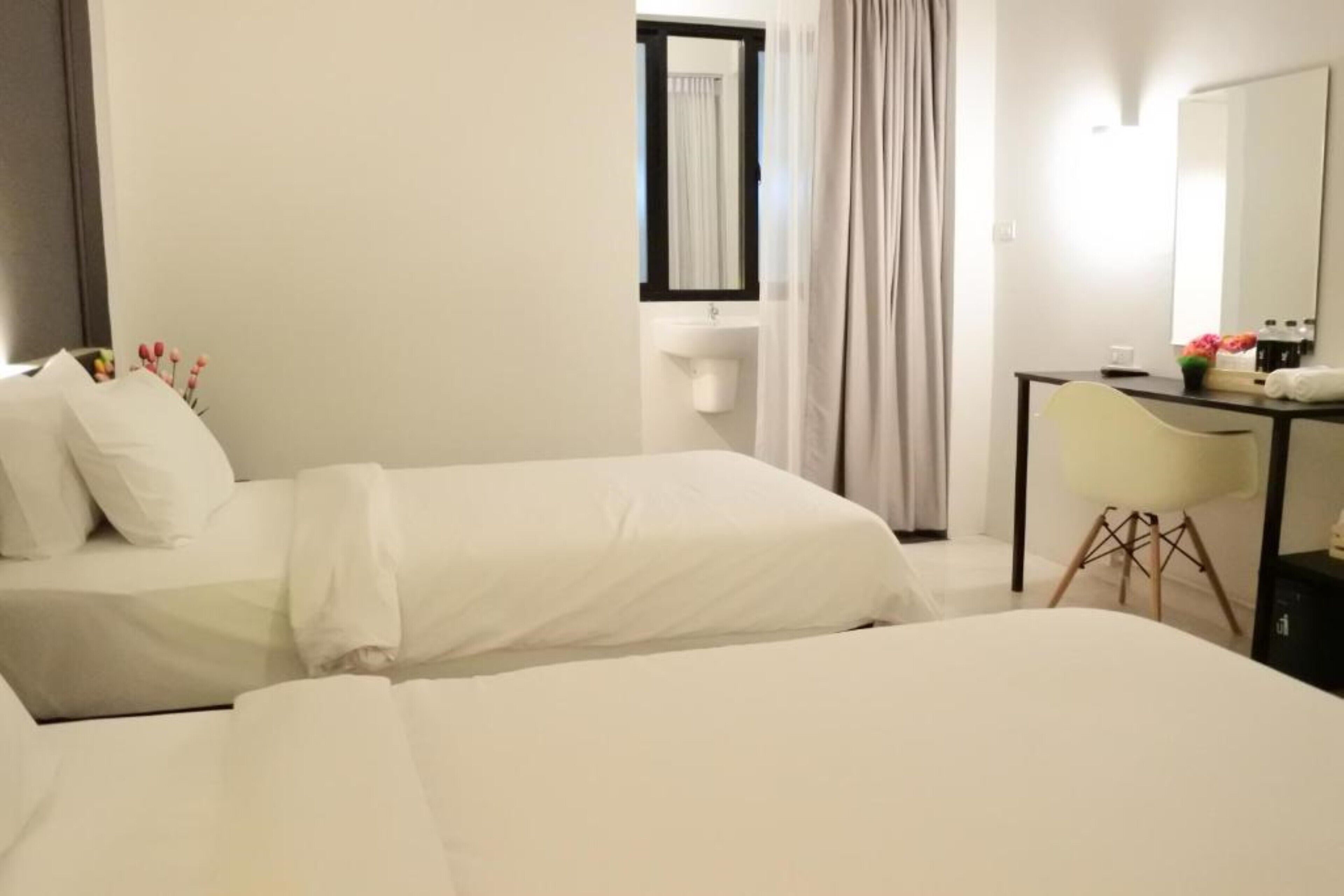 standard twin room | desk, free wifi, bed sheets
