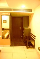 Deluxe Room | Minibar, desk, soundproofing, iron/ironing board