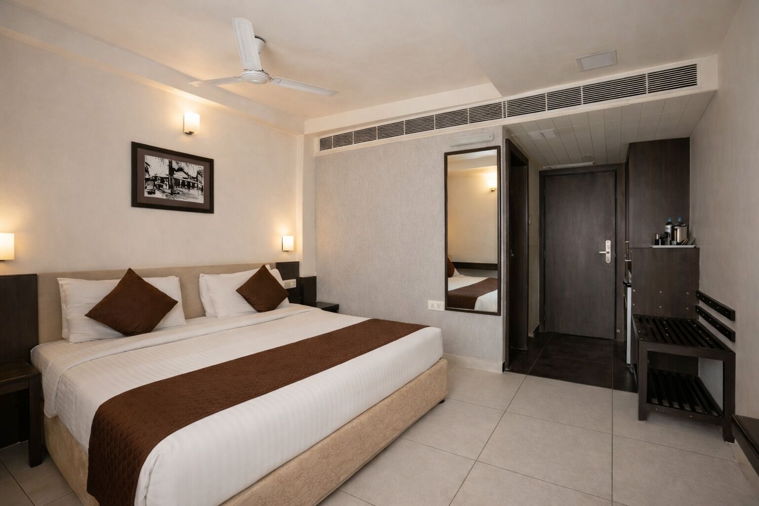 Deluxe Room | Minibar, desk, soundproofing, iron/ironing board