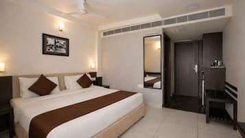 Deluxe Room | Minibar, desk, soundproofing, iron/ironing board