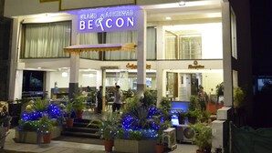 Un hotel amb un cartell ben visible que diu "Grand Oasis Resort Beacon".