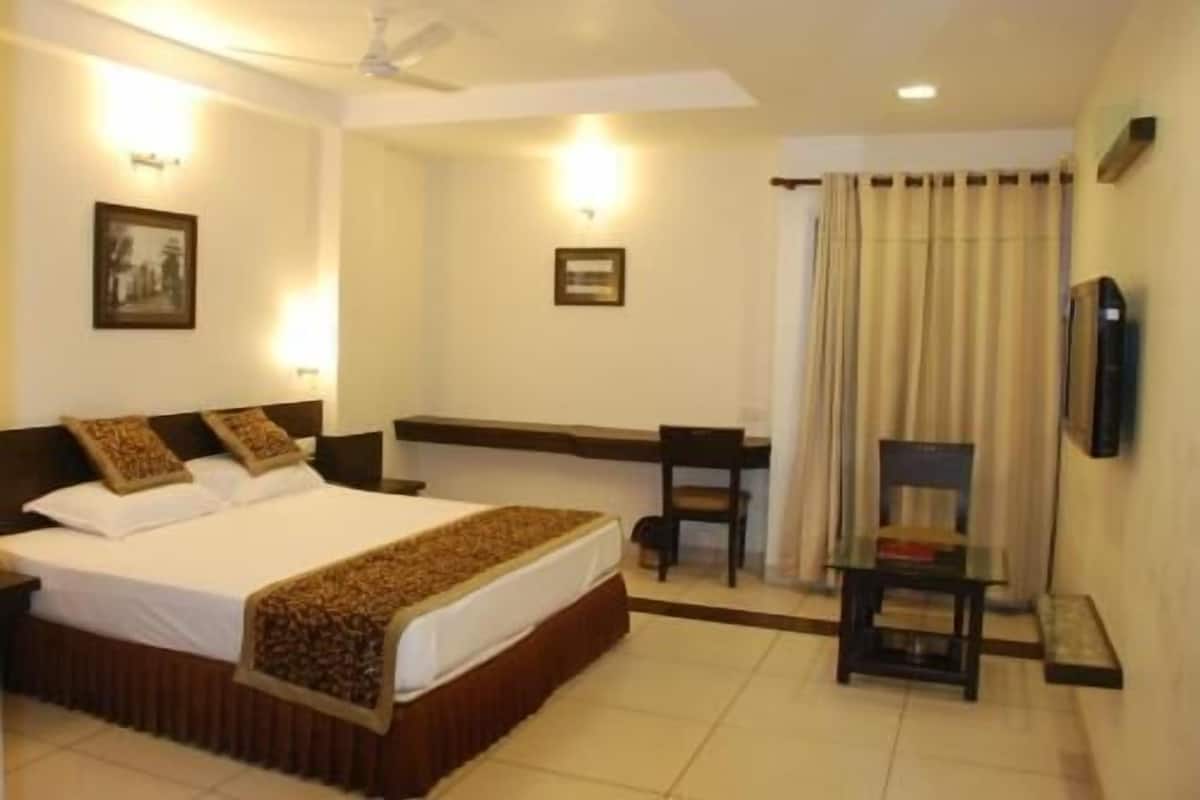 Minibar, desk, soundproofing, iron/ironing board