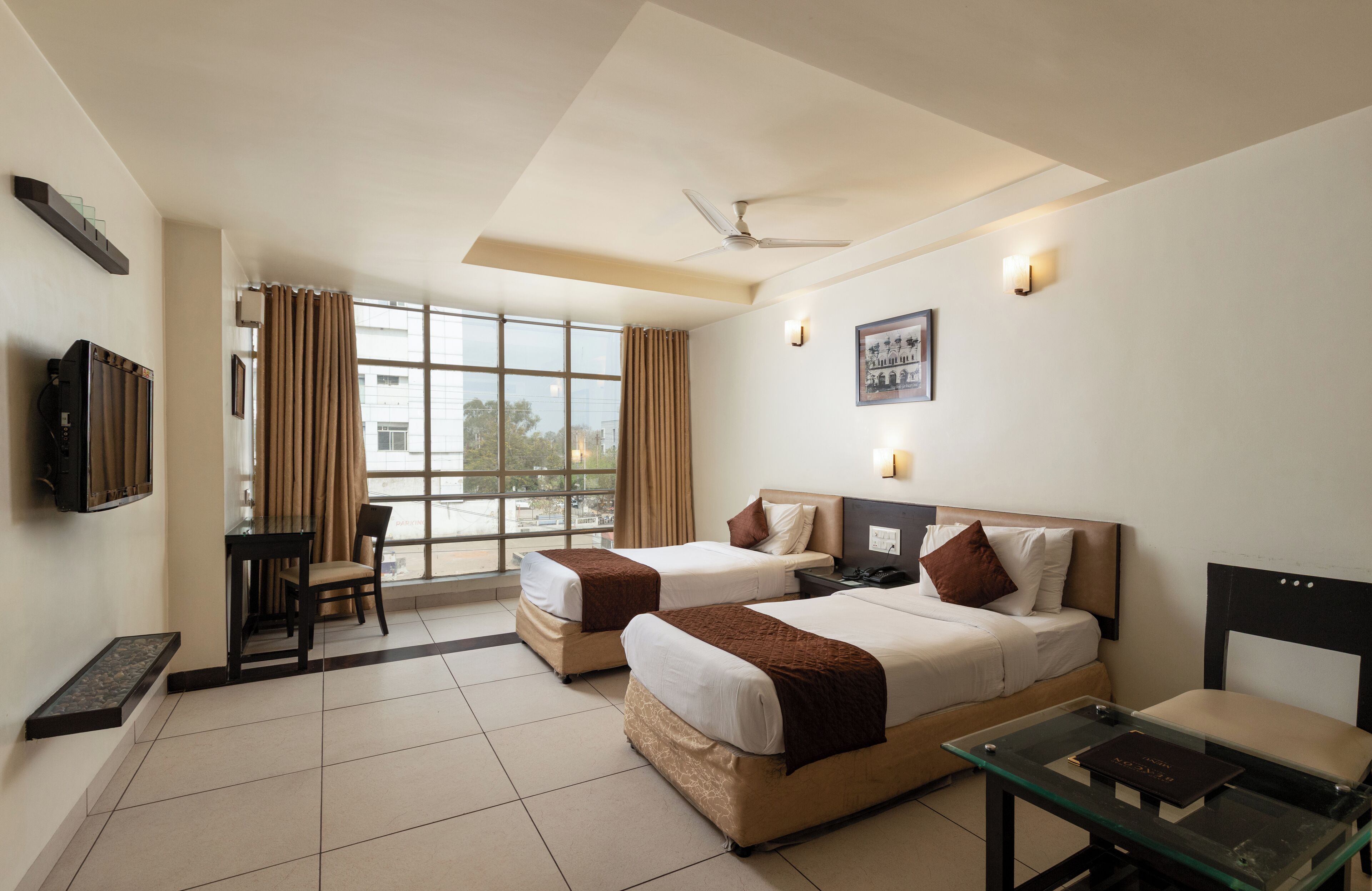 Executive Room | Minibar, desk, soundproofing, iron/ironing board