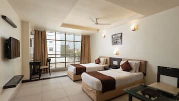 Executive Room | Minibar, desk, soundproofing, iron/ironing board