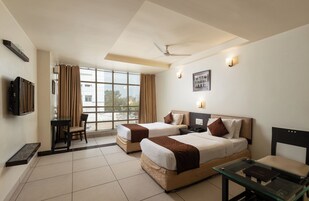 Minibar, escritorio y sistema de insonorización 