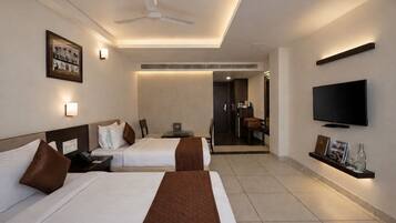 Executive Room | Minibar, desk, soundproofing, iron/ironing board