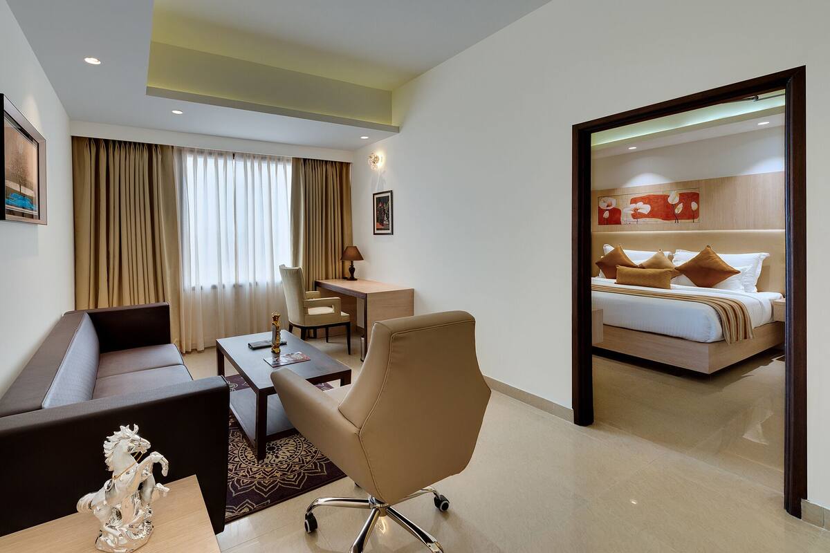 Executive Suite | In-room safe, desk, blackout drapes, iron/ironing board