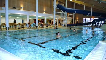 3 piscine coperte, piscina stagionale all'aperto, ombrelloni da piscina