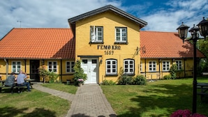 A yellow building with the inscription "FEMÅKRO 1659" and a red-tiled roof. - Femo Kro & Feriecenter by DanCenter (Maribo)