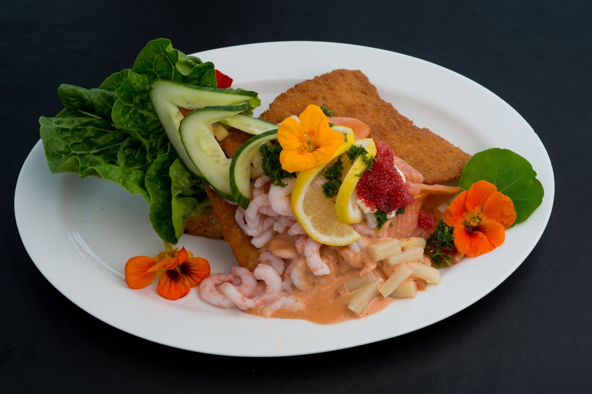 Déjeuner et dîner servis sur place, spécialités Cuisine locale