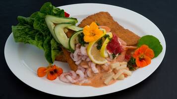 Serveert lunch en diner, lokale gerechten