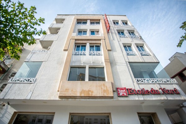 A hotel building with a modern design, featuring a prominent sign reading "Etoile du Nord". - Hôtel Étoile du Nord (Tangier)