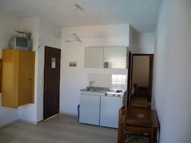 Apartamento, 1 habitación | Zona de estar | Una televisión LCD