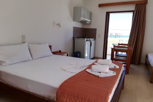 Studio (Triple) | In-room safe, blackout curtains, free cots/infant beds, rollaway beds