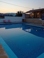 Una piscina al aire libre de temporada