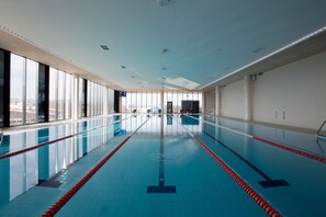 Piscine intérieure, chaises longues