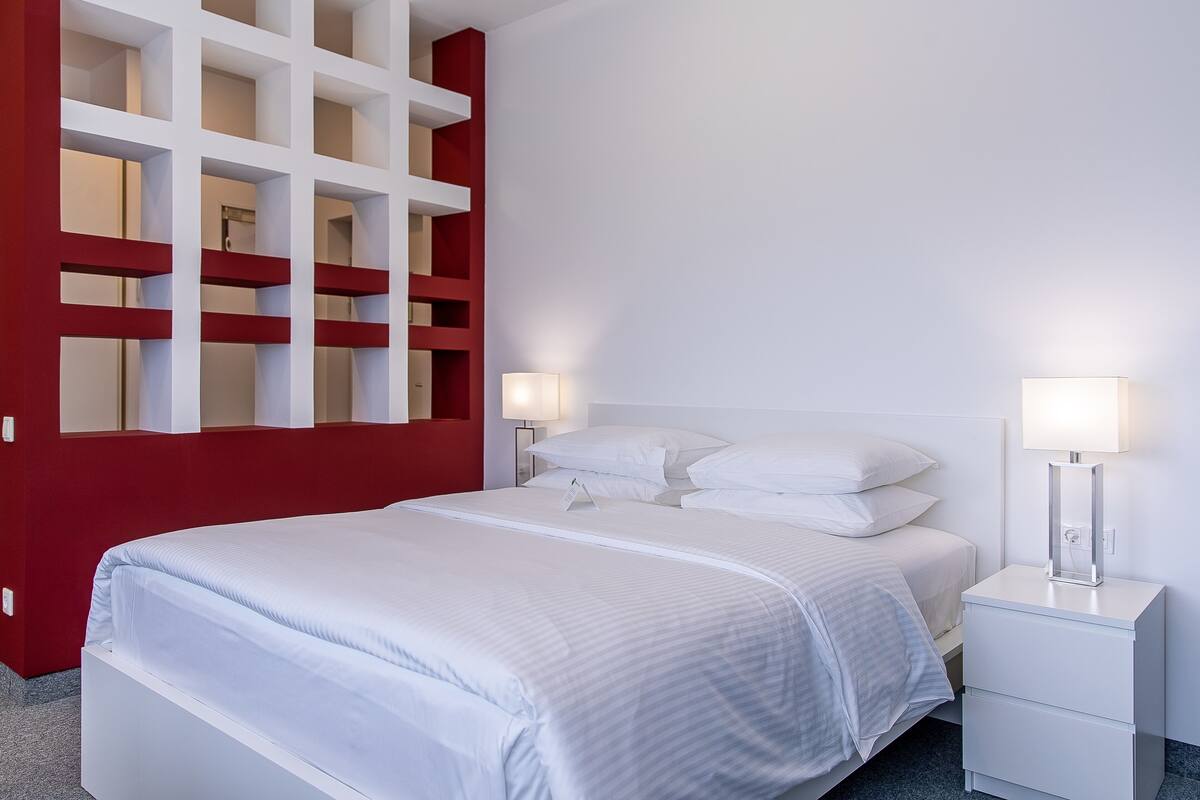 Standard-Doppelzimmer | Zimmersafe, individuell dekoriert, individuell eingerichtet
