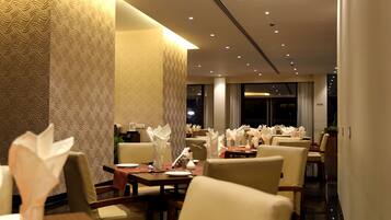 Se sirven desayunos, comidas, cenas y cocina internacional