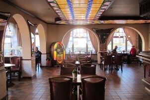 Desayuno buffet diario (EUR 10.00 por persona)