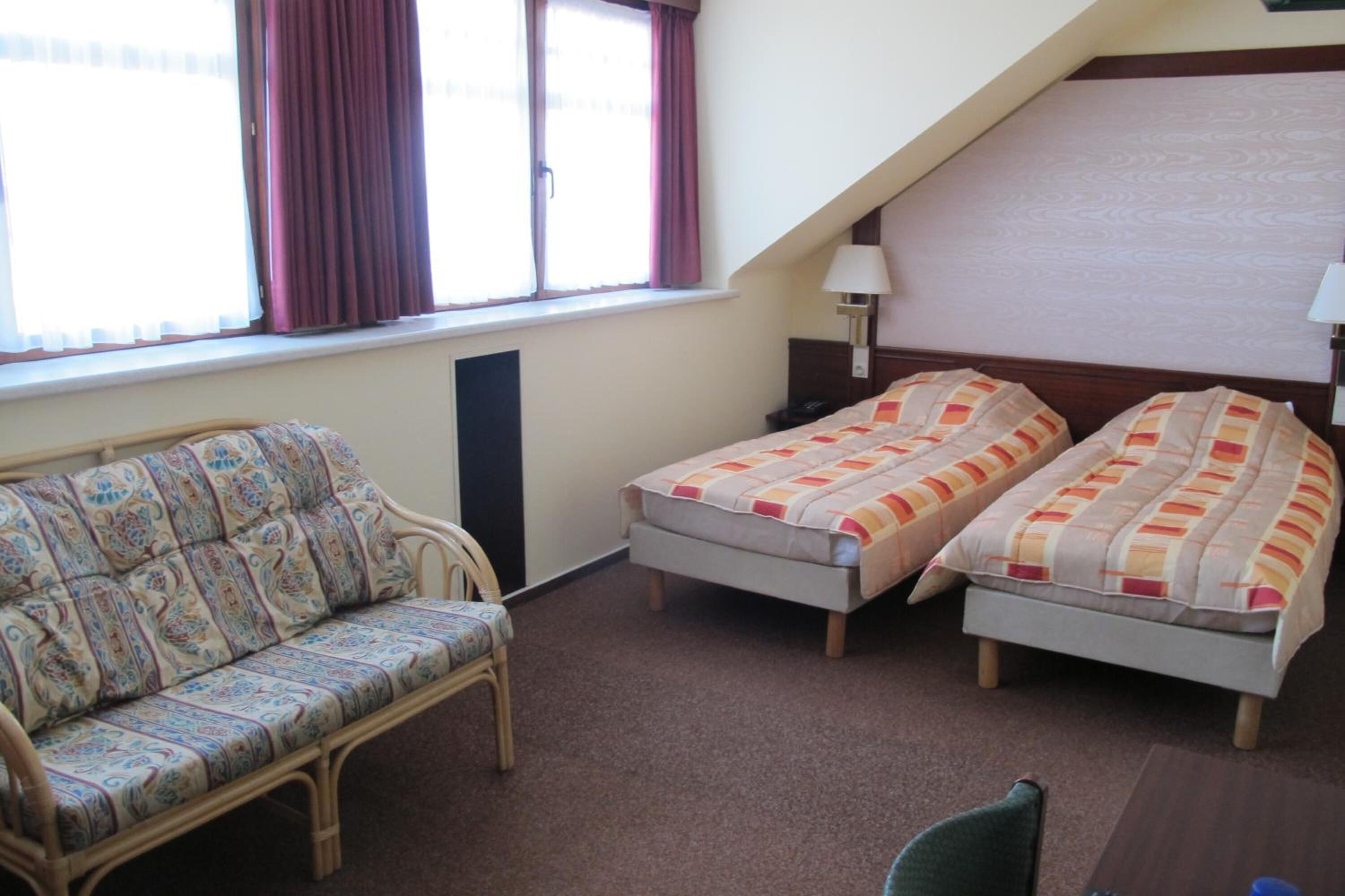 Una scrivania, culle/letti per bambini (a pagamento)