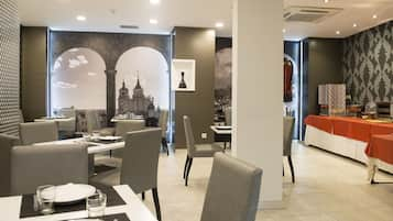 Desayuno buffet diario (EUR 5.90 por persona)