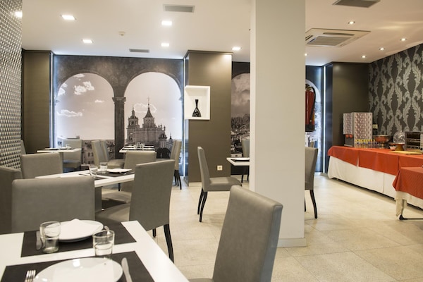 Tägliches Frühstücksbuffet (5.90 EUR pro Person)