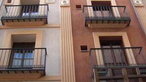 Un edificio de varios pisos con balcones y ventanas.