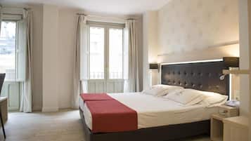 Een minibar, een bureau, geluiddichte muren, babybedden