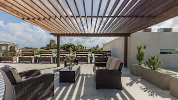 Condo dành cho gia đình, bếp, khu vực sân vườn | Hiên