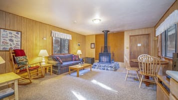 Kabin Premium, 1 kamar tidur | Area keluarga | Televisi 32-inci dengan saluran TV satelit dan perapian