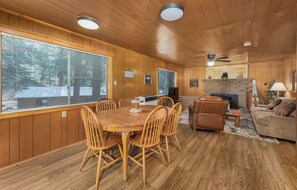 32-inch TV with satellite channels, fireplace - Bear Paw Lodge (Bayfield)