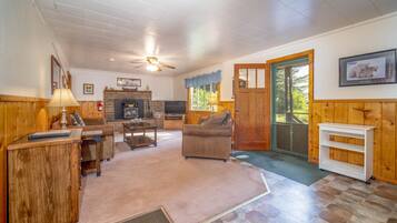 Kabin Premium, 3 kamar tidur | Area keluarga | Televisi 32-inci dengan saluran TV satelit dan perapian