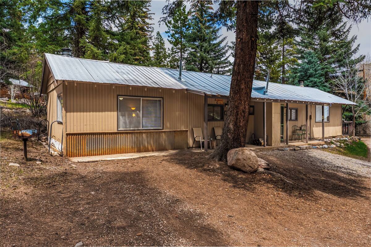 Smokey Bear Cabin | Laptop workspace, WiFi (free), bed sheets