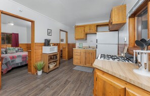 Black Bear Cabin | Private kitchen | Full-sized fridge, microwave, oven, stovetop - Bear Paw Lodge (Bayfield)