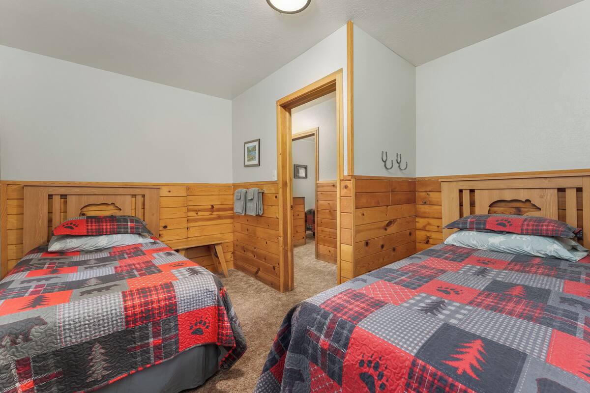 Kodiak Bear Cabin | Laptop workspace, WiFi (free), bed sheets