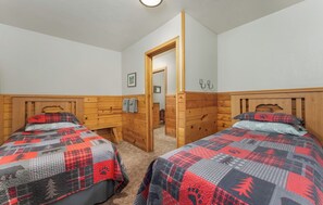 Kodiak Bear Cabin | Individually furnished, free WiFi, bed sheets - Bear Paw Lodge (Bayfield)