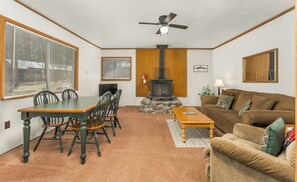 Cabana estàndard, 1 dormitori (S) | Sala d'estar | Televisor de 32 polzades amb canals per satèl·lit i llar de foc 