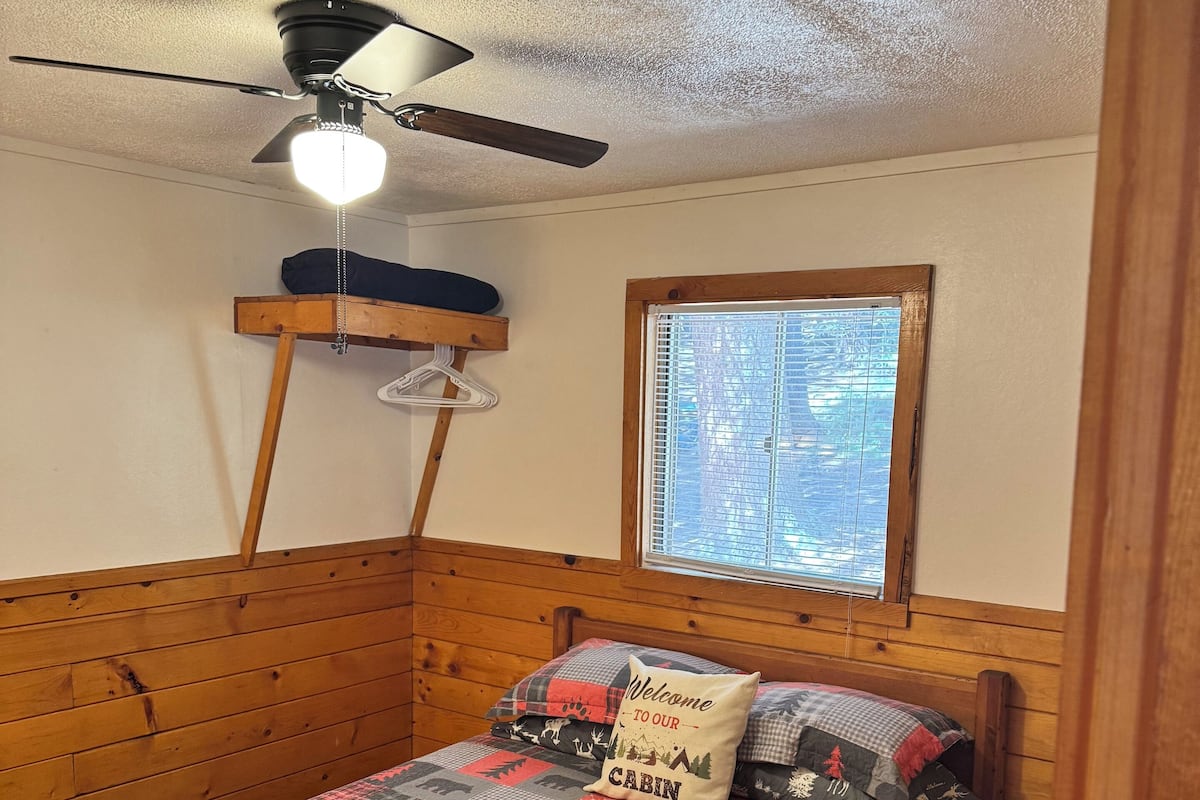 Polar Bear Cabin | Laptop workspace, WiFi (free), bed sheets