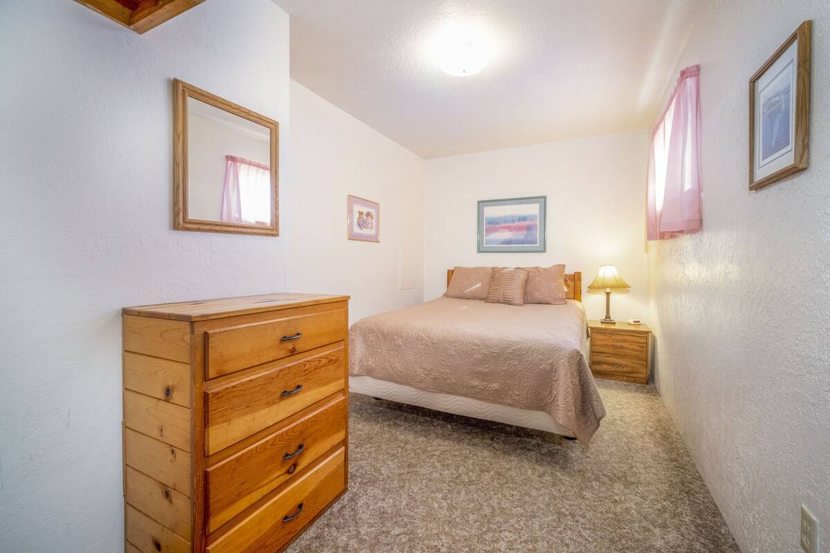 Teddy Bear Cabin | Laptop workspace, WiFi (free), bed sheets