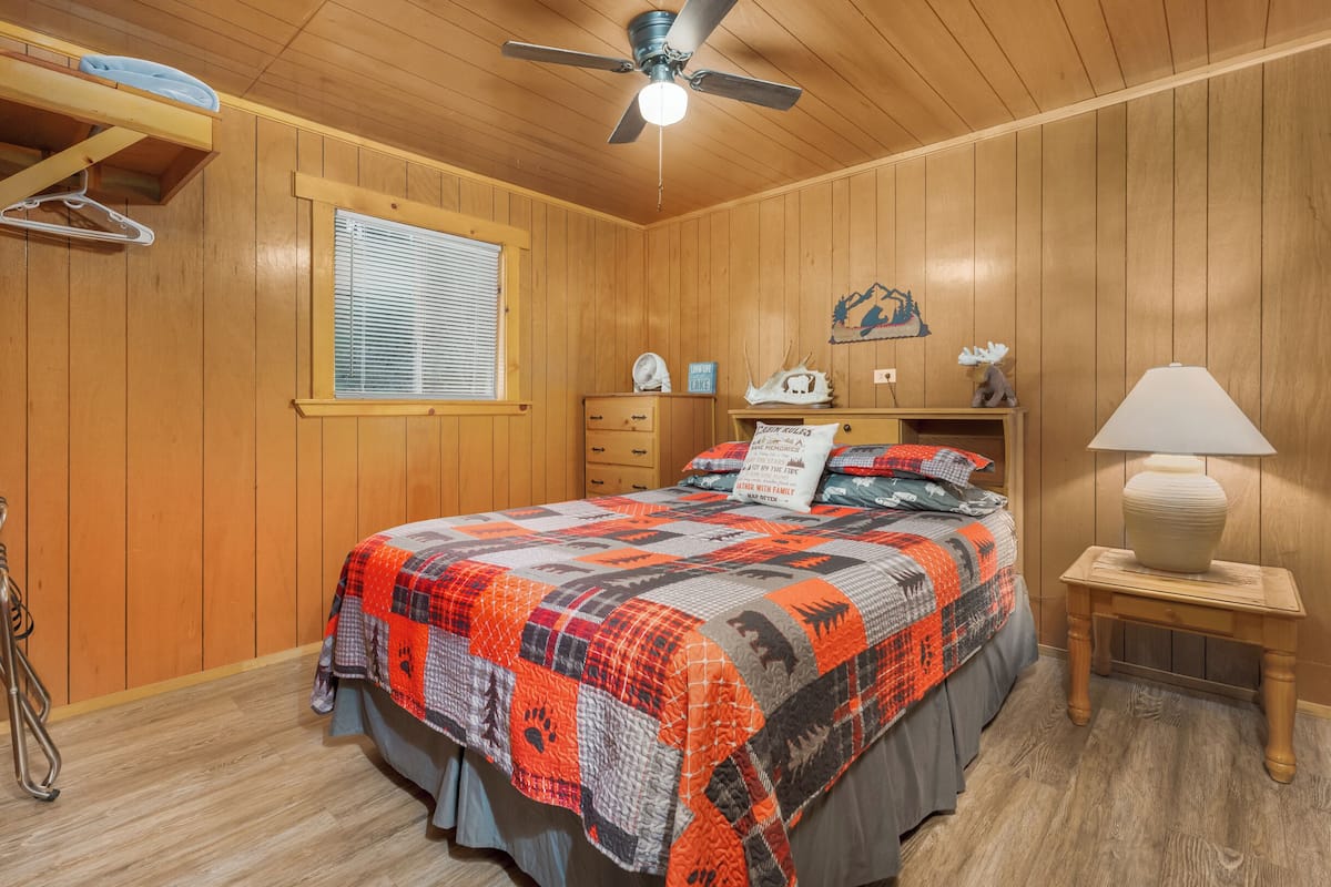 Panda Bear Cabin | Laptop workspace, WiFi (free), bed sheets