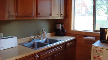 Full-size fridge, microwave, oven, stovetop