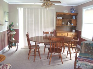 Baita Standard, 4 camere da letto, non fumatori (The Ramsay House Ramsay, MI) | Pasti in camera