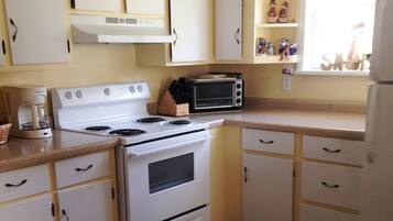 Kabin Standar, 4 kamar tidur, Bebas Asap Rokok (The Ramsay House Ramsay, MI) | Dapur pribadi | Lemari es besar, microwave, oven, dan kompor