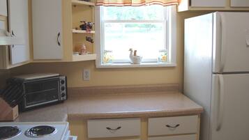 Standard-mökki, 4 makuuhuonetta, tupakointi kielletty (The Ramsay House Ramsay, MI) | Yksityinen keittiö | Täysikokoinen jääkaappi, mikroaaltouuni, uuni, liesi