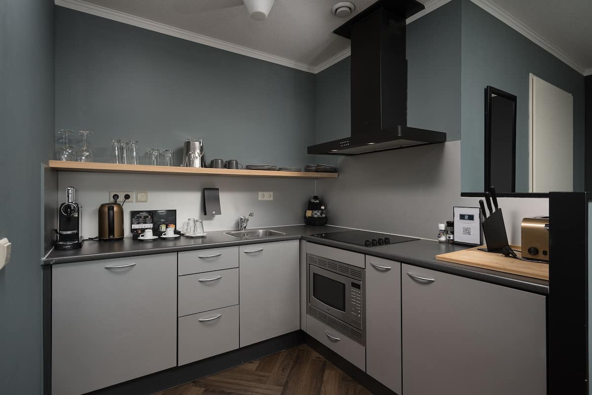 full-sized fridge, microwave, oven, stovetop